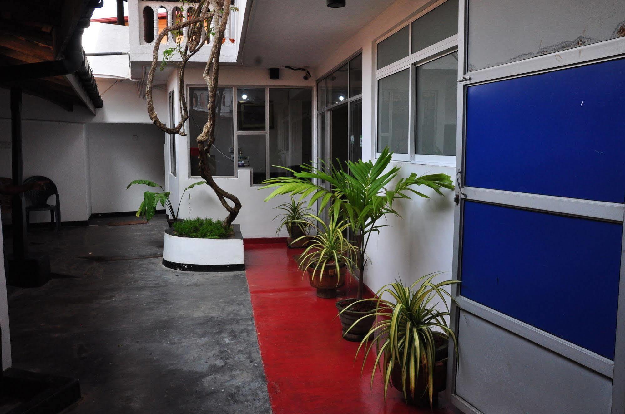 Surfcity Guesthouse Unawatuna Exterior photo